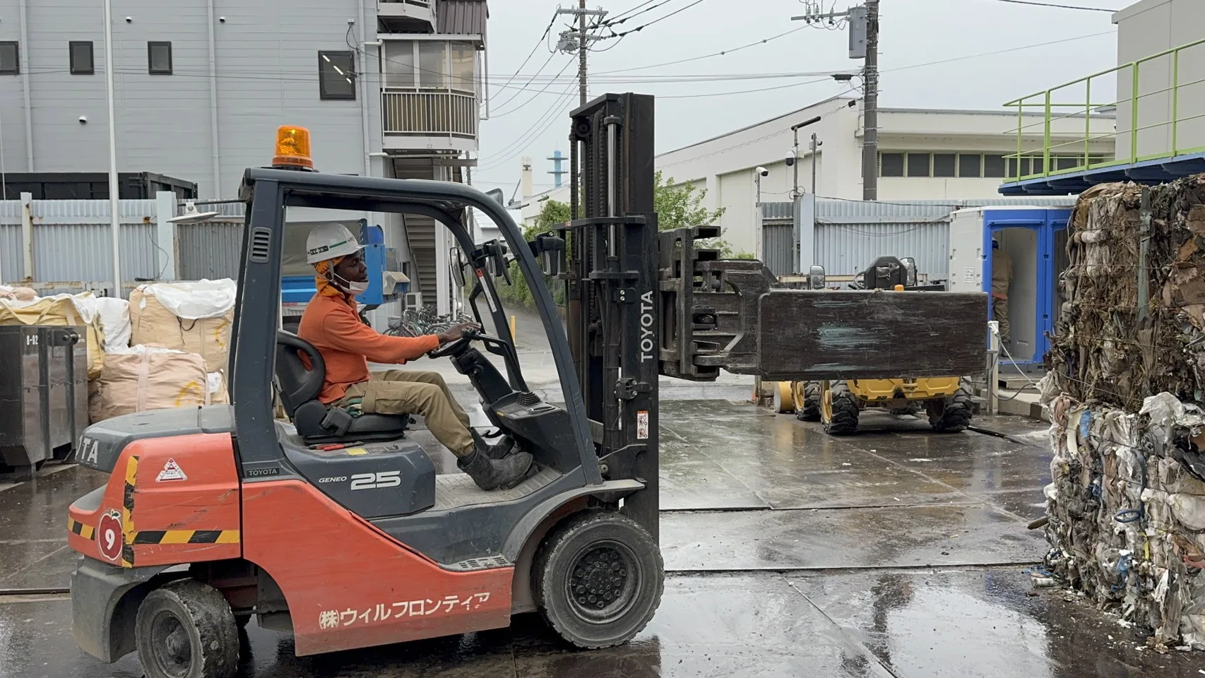 作業員とコンテナ